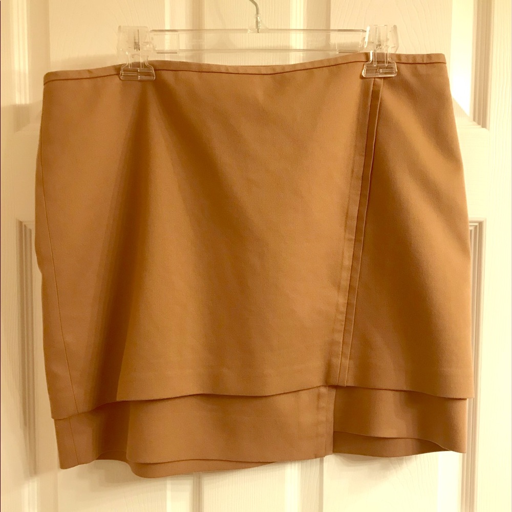 Great for Fall🍁🍁. WHBM Camel colored Skirt!
